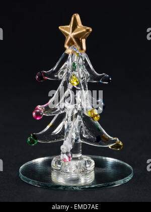 Arbre de Noël en verre sur fond noir Banque D'Images