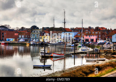 Wells next the sea harbor town harbour bâtiments bateaux bateau de pêche village North Norfolk UK Angleterre Banque D'Images