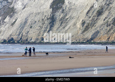 La craie, falaises, Silhouette, Dog Walkers, contre le soleil sur l'eau, Compton Bay, île de Wight, Angleterre, Royaume-Uni, Banque D'Images