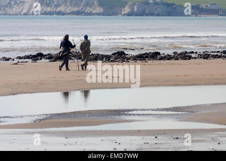 Les marcheurs, randonneurs, de la plage, plage, sable, eau douce, l'hôtel Bay, Compton Bay, île de Wight, Angleterre, Royaume-Uni, Banque D'Images