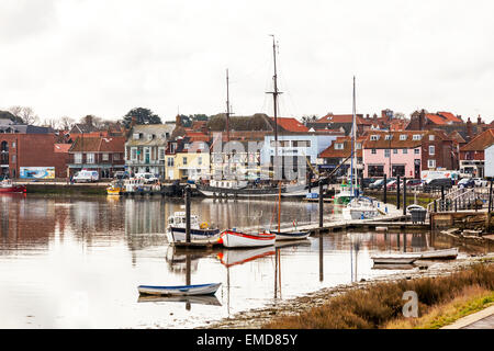 Wells next the sea harbor town harbour bâtiments bateaux bateau de pêche village North Norfolk UK Angleterre Banque D'Images