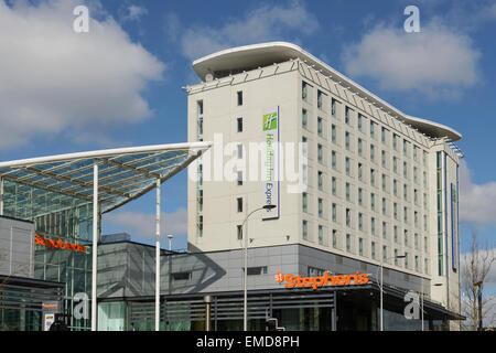 L'entrée du centre commercial St Stephens et le Holiday Inn Express Hotel dans le centre-ville de Hull UK Banque D'Images