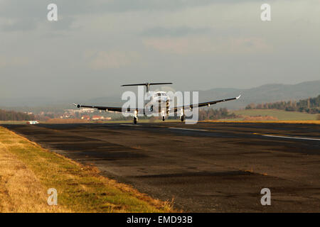 Seul aéronef à turbopropulseur, Pilatus PC-12, shoted sur airport Pribram, 25 Novembre 2010 Banque D'Images