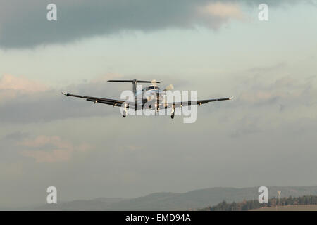 Seul aéronef à turbopropulseur Pilatus PC-12 avion à l'atterrissage, Banque D'Images