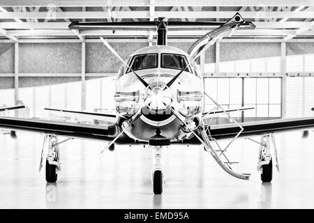 Seul aéronef à turbopropulseur Pilatus PC-12 dans le hangar. Stans, Suisse, le 29 novembre 2010 Banque D'Images