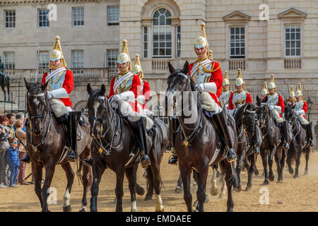 Household Cavalry Life Guards à cheval lors de la relève de la garde à Horse Guards Parade, Londres, Angleterre. Banque D'Images