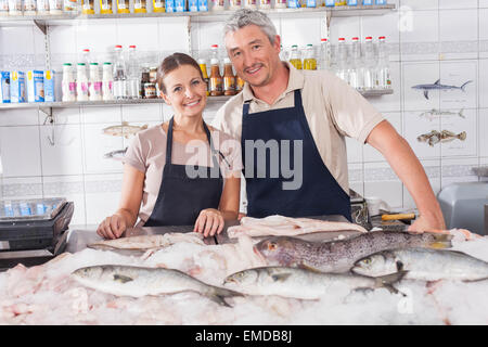 Vendre dans un couple fish shop Banque D'Images