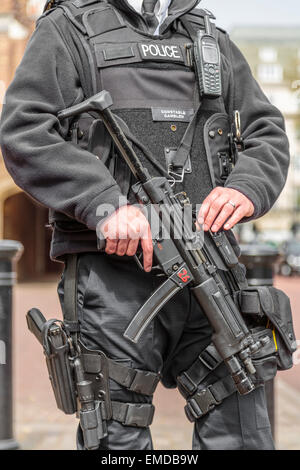 Un contrôleur des armes à feu ou l'AFO de la police britannique tenant un Heckler & Koch MP5 arme Carabine, London England UK Banque D'Images
