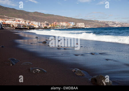 La plage de sable noir dans la région de candelaria, Tenerife, Canaries, Espagne, Europe Banque D'Images