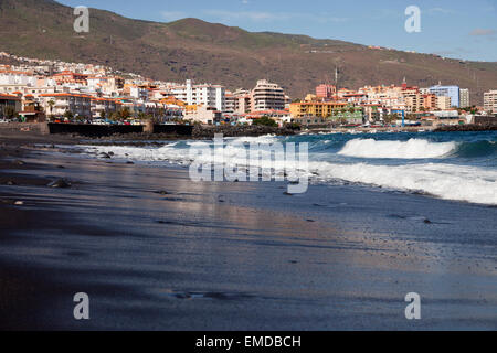 La plage de sable noir dans la région de candelaria, Tenerife, Canaries, Espagne, Europe Banque D'Images