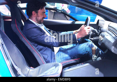 À Shanghai, le Shanghai, Chine. Apr 20, 2015. Un homme essaye d'un véhicule au cours de l'Auto Shanghai 2015, Shanghai, la Chine orientale, le 20 avril 2015. Un total de 1 343 véhicules complets étaient sur l'affichage, y compris 103 nouveaux véhicules de l'énergie et de 47 concept cars. Source : Xinhua/Alamy Live News Banque D'Images