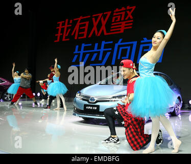 À Shanghai, le Shanghai, Chine. Apr 20, 2015. Danseurs de Ballet effectuer par une Toyota Corolla voiture lors de l'Auto Shanghai 2015, Shanghai, la Chine orientale, le 20 avril 2015. Un total de 1 343 véhicules complets étaient sur l'affichage, y compris 103 nouveaux véhicules de l'énergie et de 47 concept cars. Source : Xinhua/Alamy Live News Banque D'Images