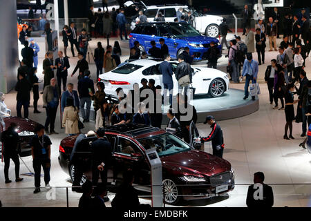 Shanghai, Chine. Apr 20, 2015. Personnes visitent l'Auto Shanghai 2015 dans l'est de la Chine à Shanghai, le 20 avril 2015. Un total de 1 343 véhicules complets étaient sur l'affichage, y compris 103 nouveaux véhicules de l'énergie et de 47 concept cars. Source : Xinhua/Alamy Live News Banque D'Images