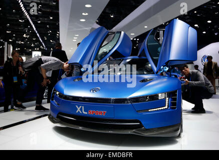 À Shanghai, le Shanghai, Chine. Apr 20, 2015. Les visiteurs regarder un véhicule affiche dans l'Auto Shanghai 2015, Shanghai, la Chine orientale, le 20 avril 2015. Un total de 1 343 véhicules complets étaient sur l'affichage, y compris 103 nouveaux véhicules de l'énergie et de 47 concept cars. Source : Xinhua/Alamy Live News Banque D'Images