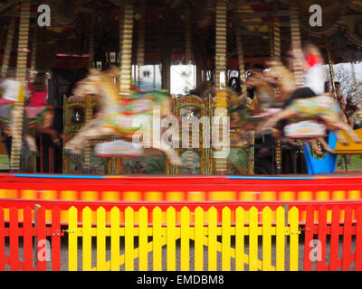 Old fashioned carrousel à vapeur en service au musée en plein air Beamish Co. Durham, Angleterre. Banque D'Images