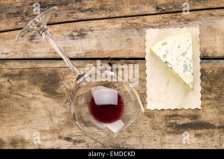 Morceau de fromage bleu avec verre de vin sur la table en bois. Avec le moule de fromage et renversé wineglass Banque D'Images