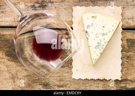 Avec fromage bleu a renversé un verre de vin rouge sur du papier vintage. Carte des vins Restaurant l'arrière-plan. Voir l'image haut de page Banque D'Images