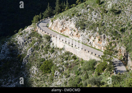 Route de montagne étroite pavée en pierre avec de faibles barrières à l'Ojen, Andalousie, espagne. Banque D'Images