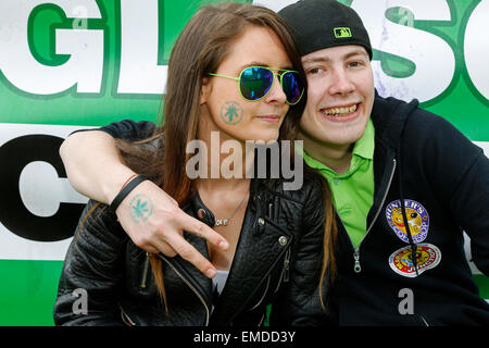 Glasgow, Royaume-Uni. Apr 20, 2015. Un rassemblement a eu lieu à George Square, Glasgow, Ecosse, à l'appui de la campagne pour légaliser le cannabis. Linda Hendry,âgée de 65 ans, à partir d'Edimbourg, un enseignant à la retraite et organisateur de rallye était présent, portant une guirlande de feuilles de cannabis et de l'estampage d'encre feuilles de cannabis sur les visages, les bras et les mains de partisans. Credit : Findlay/Alamy Live News Banque D'Images