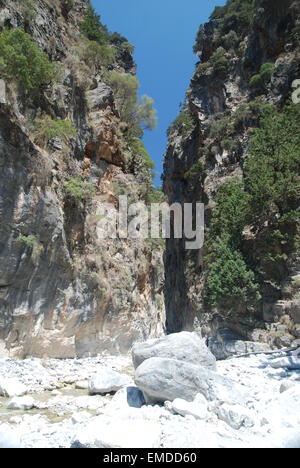 Falaises abruptes à l'étroit traversez la gorge de Samarie, Crète, Grèce Banque D'Images