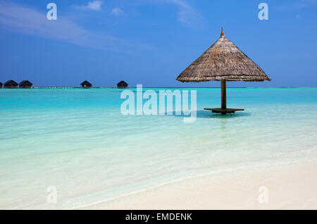 Belle plage tropicale à Maldives Banque D'Images