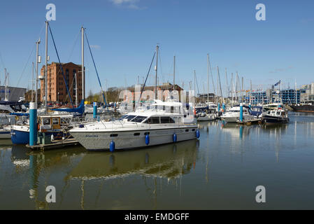 Bateaux dans le port de plaisance de Hull à Kingston Upon Hull city centre UK Banque D'Images