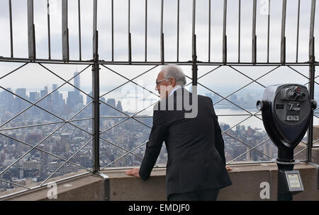 La légende du football allemand et ex-New York Cosmos dvd Franz Beckenbauer sur la plate-forme d'observation de l'Empire State Building sur la ville de New York, USA, 17 avril 2015. L'Empire State Building s'allume jusqu'à New York Cosmos vert pour marquer le lancement de la nouvelle saison de soccer 2015. Foto : Chris Melzer/dpa Banque D'Images