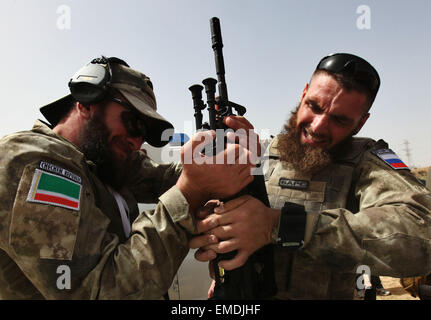 Amman, Jordanie. Apr 20, 2015. De paramilitaires russes participent à la septième conférence annuelle du guerrier la concurrence au Roi Abdullah II Centre de formation d'opérations spéciales à Amman, capitale de la Jordanie, le 20 avril 2015. © Mohammad Abu Ghosh/Xinhua/Alamy Live News Banque D'Images