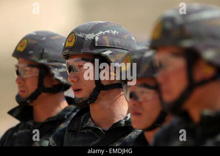 Amman, Jordanie. Apr 20, 2015. De paramilitaires chinois participent à la septième conférence annuelle du guerrier la concurrence au Roi Abdullah II Centre de formation d'opérations spéciales à Amman, capitale de la Jordanie, le 20 avril 2015. © Mohammad Abu Ghosh/Xinhua/Alamy Live News Banque D'Images