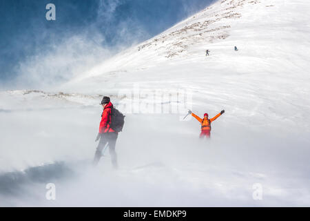 Alpinistes et de vent qui souffle la neige. Banque D'Images