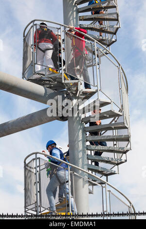 Grimper en colimaçon jusqu'au sommet de la tour de lancement pour essayer le pier zipwire sur la jetée de Bournemouth, Dorset en Avril Banque D'Images