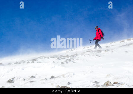 Alpiniste et le vent souffle. Banque D'Images