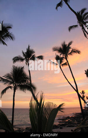 Hawaii, Big Island, White (Magic), coucher de soleil, plage de sables bitumineux Banque D'Images