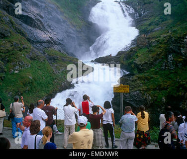 Affichage des touristes Kjosfossen chute près de Flam, Sogn og Fjordane, Norvège Banque D'Images