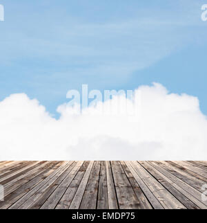 Plancher en bois et ciel bleu Banque D'Images