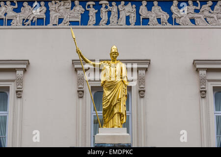 La déesse de la sagesse classique Athena et frise du Parthénon l'ornant l'Athenaeum club privé, dans Pall Mall, London England UK Banque D'Images