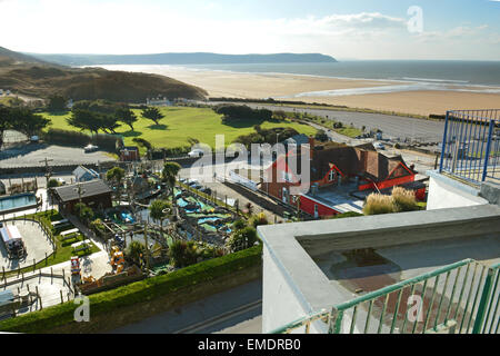 Grange rouge Cafe Green et front de mer à Woolacombe Sands Beach et North Devon avec Point Baggy Banque D'Images