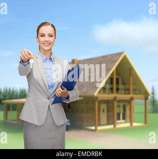 Smiling businesswoman with folder et clés Banque D'Images