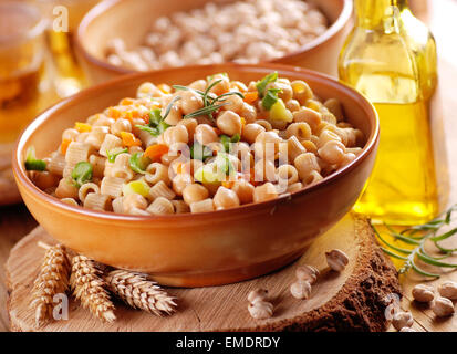 Pâtes aux légumes et pois chiches - recette traditionnelle Italienne Banque D'Images