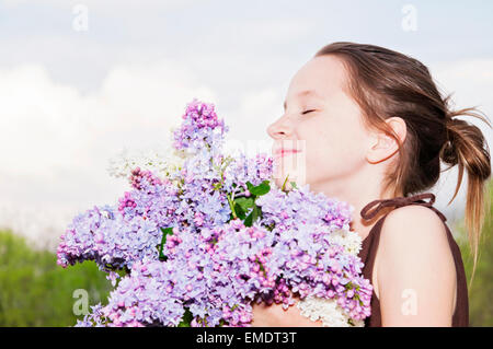 L'odeur de fille fleurs lilas Banque D'Images