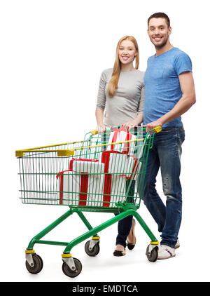 Smiling couple avec panier et boîtes cadeaux Banque D'Images