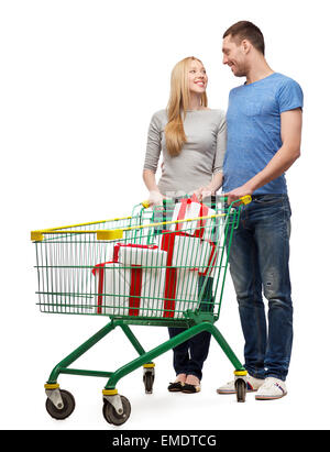 Smiling couple avec panier et boîtes cadeaux Banque D'Images