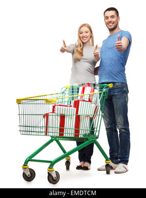 Smiling couple avec panier et boîtes cadeaux Banque D'Images