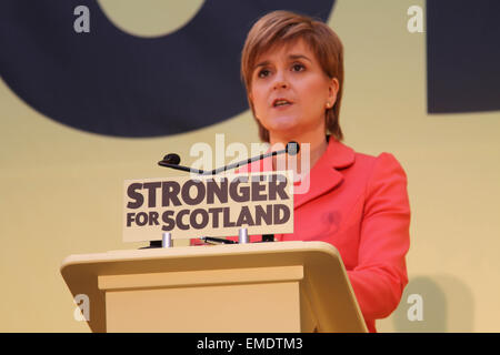 Edinburgh, Royaume-Uni. Apr 20, 2015. Nicola Sturgeon, Scottish National Party (SNP) leader et premier ministre écossais, parle au cours d'une cérémonie de lancement de l'élection générale de SNP manifeste à Édimbourg, Grande-Bretagne, le 20 avril 2015. La décision SNP lancé lundi son élection générale manifeste pour un renforcement de l'Écosse. Credit : Guo Chunju/Xinhua/Alamy Live News Banque D'Images