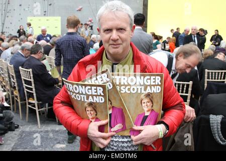 Edinburgh, Royaume-Uni. Apr 20, 2015. Un partisan du Parti national écossais (SNP) est vu lors d'une cérémonie de lancement de l'élection générale de SNP manifeste à Édimbourg, Grande-Bretagne, le 20 avril 2015. La décision SNP lancé lundi son élection générale manifeste pour un renforcement de l'Écosse. Credit : Guo Chunju/Xinhua/Alamy Live News Banque D'Images