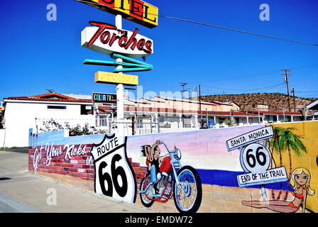 Vue de l'historique route 66 et des torches Motel avec mur de graffiti artistique peint sur mur Motel à Barstow en Californie Banque D'Images