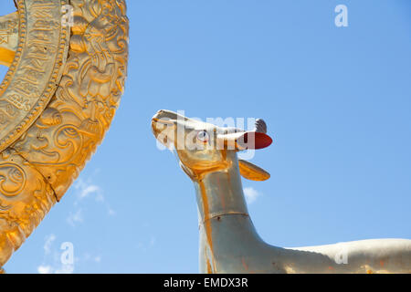 Détail de la statue sur le toit de l'un des deux golden deer flanquant une roue du Dharma sur le Temple du Jokhang à Lhassa, Tibet Autonom Banque D'Images