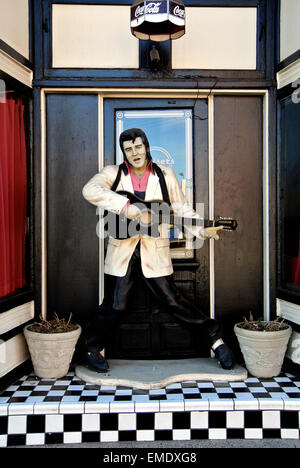 Statue d'Elvis Presley se trouve dans Williams Arizona store front sur la route 66 Banque D'Images