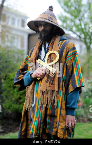 19 avril 2015, Ras Asheber AKA Niles grêlons un porte-parole de westway23, un groupe de pression de Notting Hill local mis en place pour lutter contre les changements proposés aux développeurs prévoit de modifier le caractère de la Westway 23 Portobello Market, qui comprend des légumes biologiques vêtements vintage, des stands de nourriture musique. et le café. En 1971, 23 acres de terrain a été consacrée à l'échelle locale et communautaire Nottinghill est maintenant menacée par les développeurs. Credit : Wayne Mark Hewins/Alamy Live News Banque D'Images