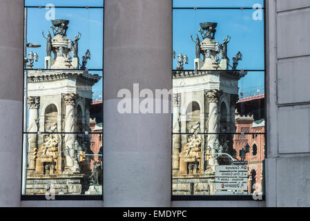 Réflexion double le monument de la Plaza de España à Barcelone, Catalogne, Espagne Banque D'Images